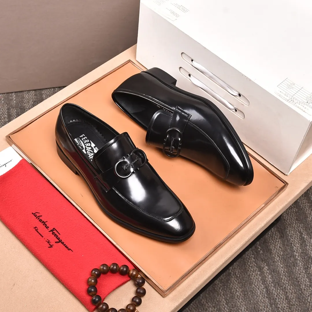 Men's shoes 💰540📛📛 (water-dyed cow lining) Salvatore Ferragamo high-end (Salvatore Ferragamo) is the world's top luxury footwear brand, coming from the fashion kingdom of Italy. It is famous all over the world for its traditional handmade design and novel styles... 🚶🏻🚶🏻New suit shoes are available simultaneously at the counter. This model is made of pure handmade imported Italian calfskin ➕soft water-dyed cowhide lining Original authentic outsole🌀🌀Size: 38➖44.